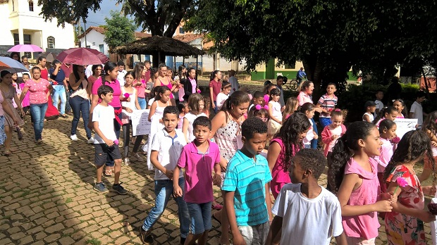 Alunos da E.E. João Caldeira fizeram uma caminhada nas ruas da cidade para homenagear o Dia da Mulher. Foto: Arquivo da Escola
